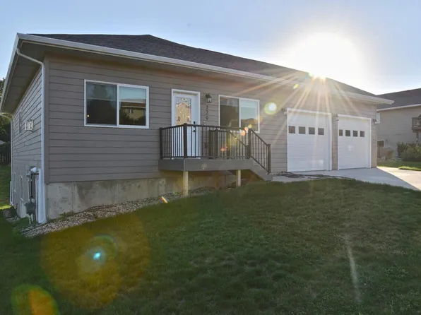 729 Country Dr, Pierre, SD 57501