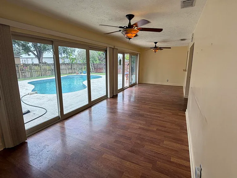 542 NW La Brea Ave — Photo 10