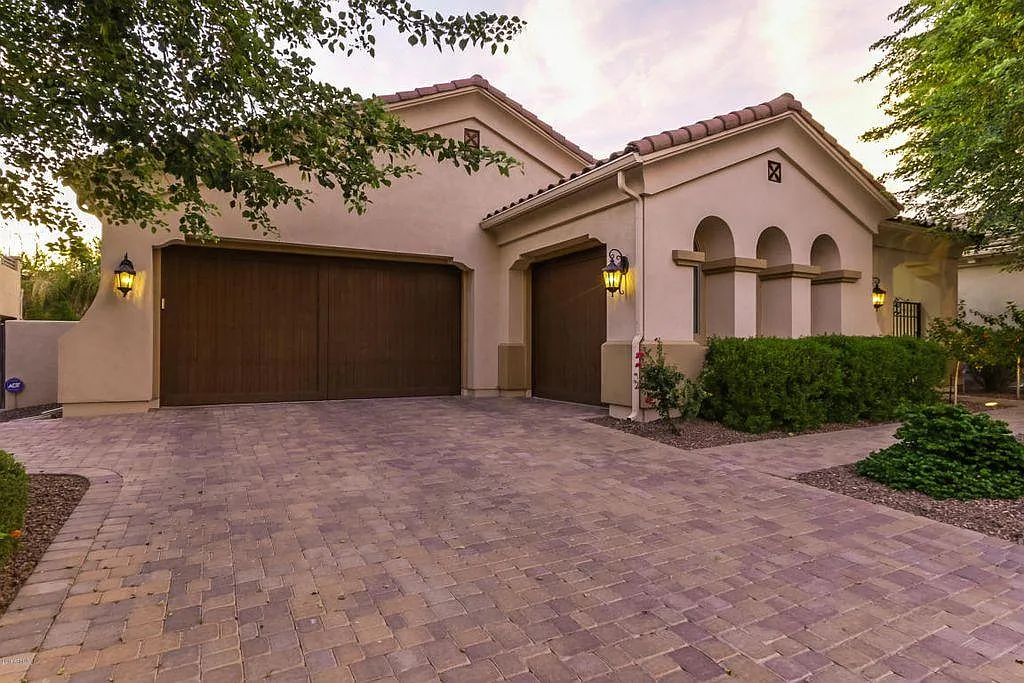 3 bed, 2.5 bath, 2687 sqft, $3,400 — Photo 2