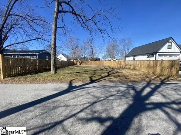 201 Earl St, Greer, SC 29651