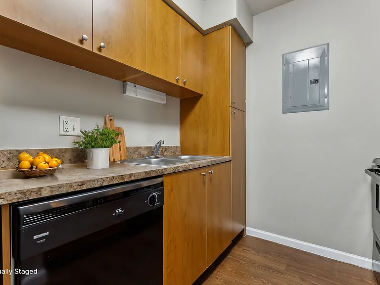 Royal Ridge Apartments — Photo 19