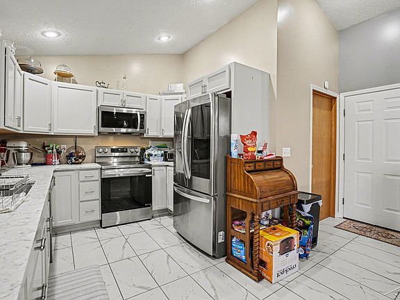 3rd image of 2977 Oaklawn Park