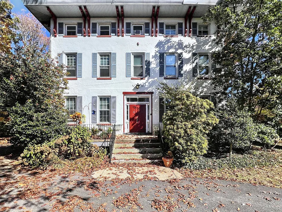 327 Meetinghouse Ln