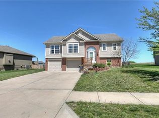 906 W 8th Ave, Kearney, MO 64060