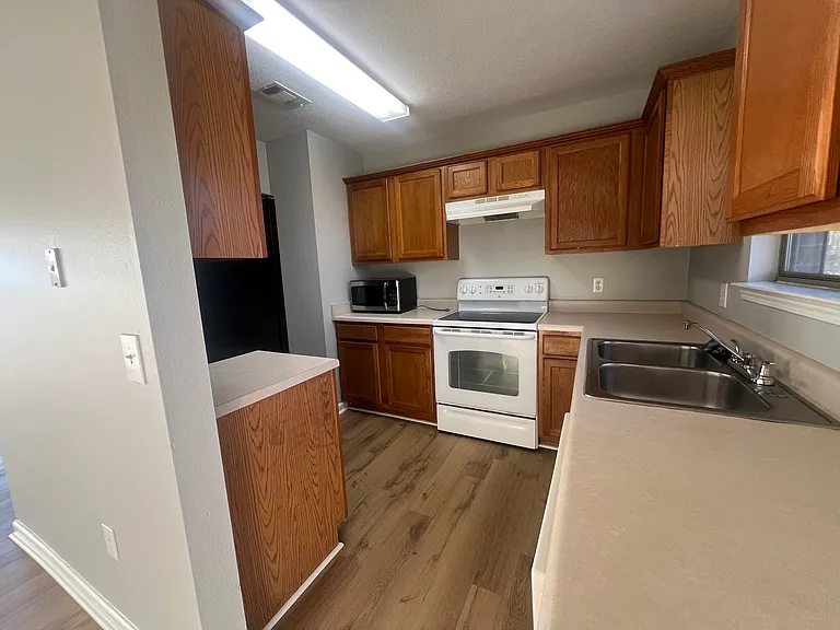 225 Shiloh Dr — Photo 3