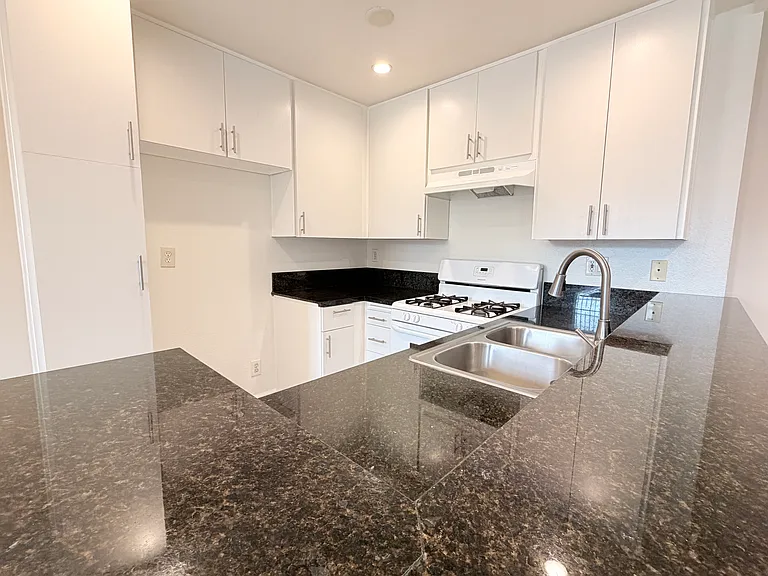 615 W Milford St — Photo 21