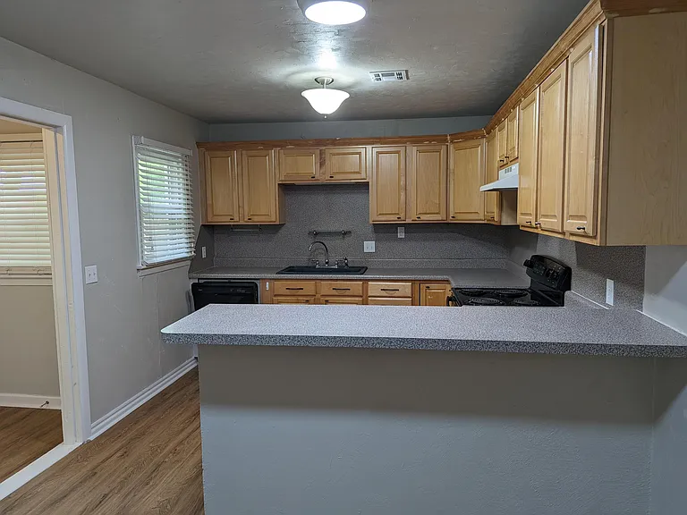 1027 W Apache St — Photo 5
