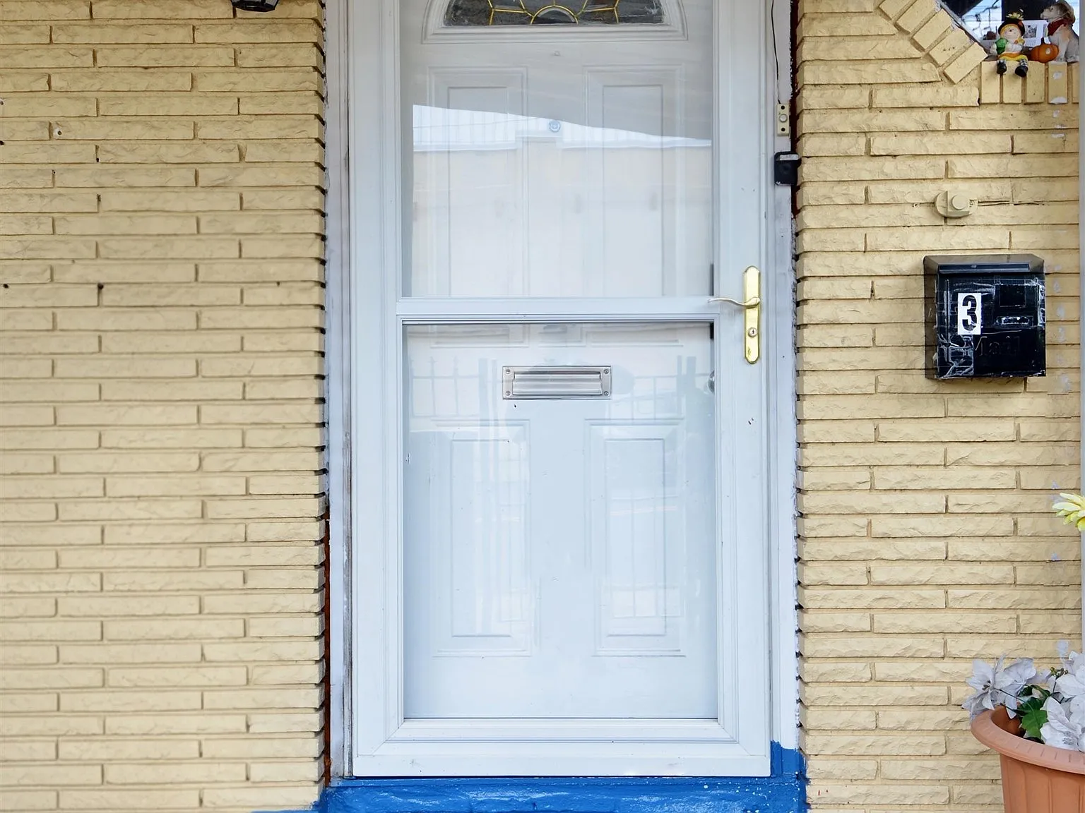 3 bed, 1.0 bath, 1200 sqft, $2,400 — Photo 2