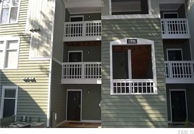 1221 Westview Ln — Photo 2