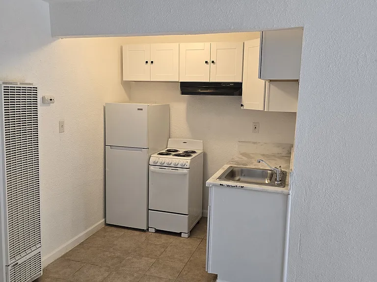 627 N Edison St #14 — Photo 4