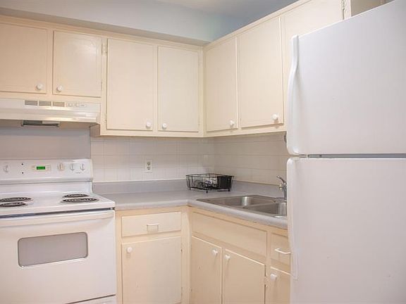 3rd image of 131 Shore Ct APT B1
