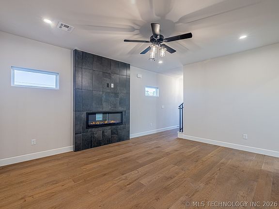 3rd image of 1007 E Delmar St