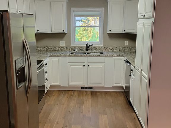 5th image of 609 Stippich St