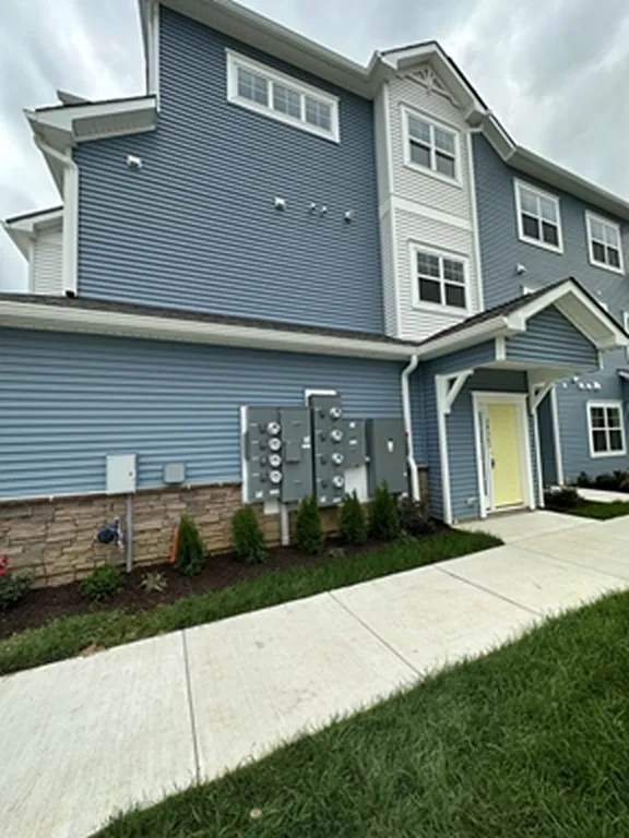 3 bed, 3.0 bath, 2325 sqft, $3,000 — Photo 2