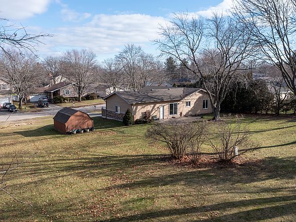 3rd image of 1677 Woodside Ct