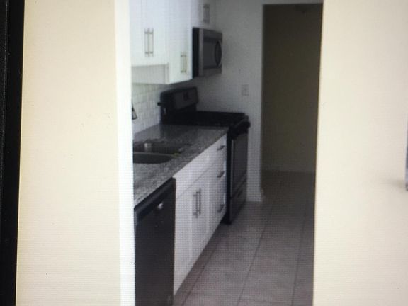 3rd image of 5201 Carriageway Dr #211