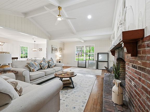 4th image of 302 Azalea Dr.
