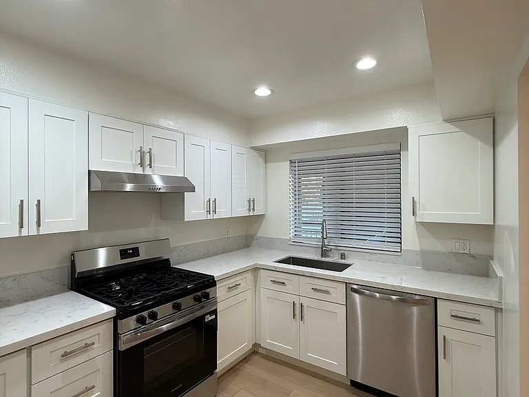 458 W Elk Ave #4 — Photo 1