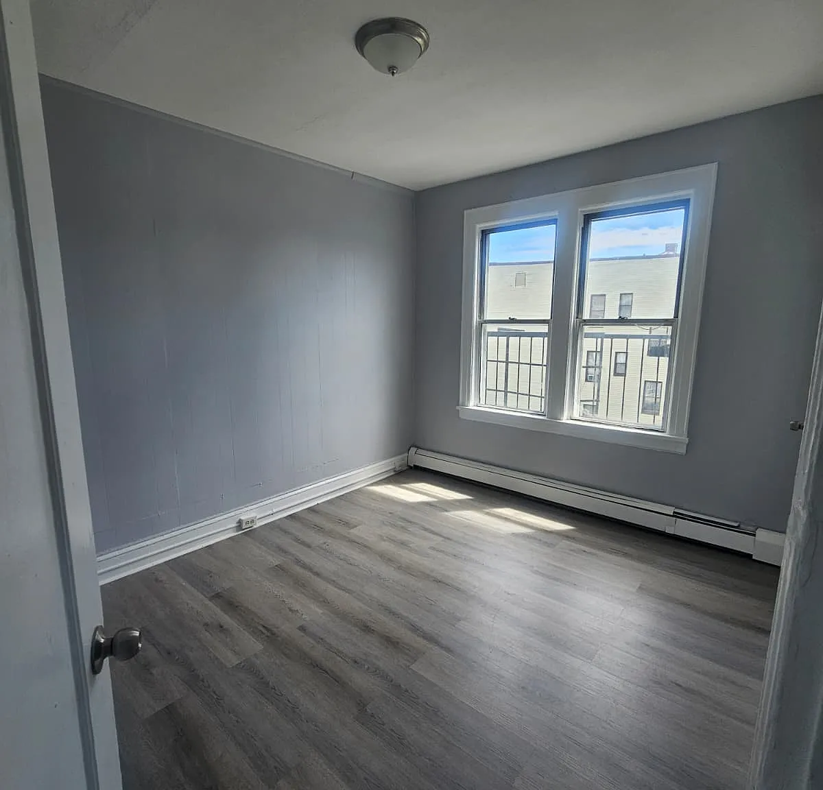 3 bed, 1000 sqft, $1,900 — Photo 3