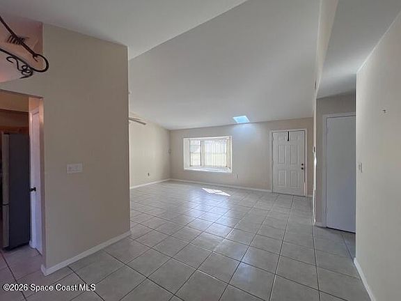4th image of 565 Heather Ave NE