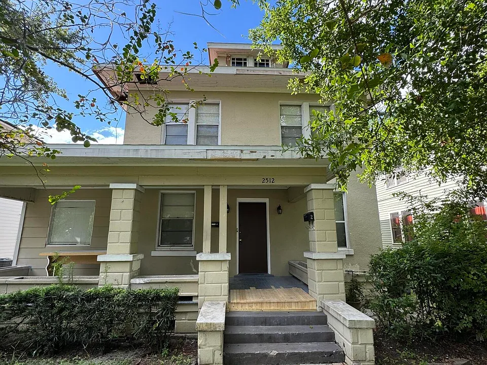 2512 College St #1