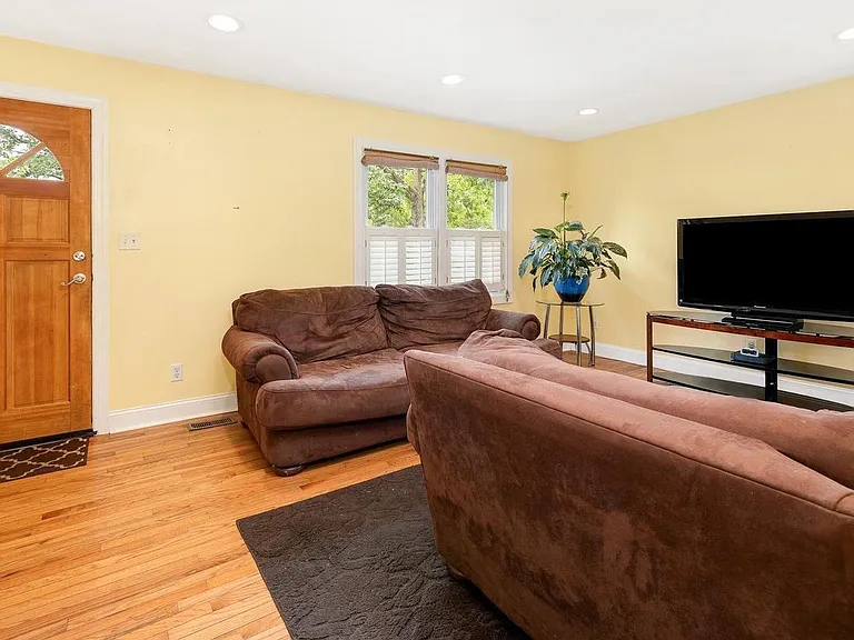 204 Alexandria St — Photo 2