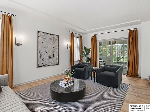 3rd image of 102 Bellevue Blvd N