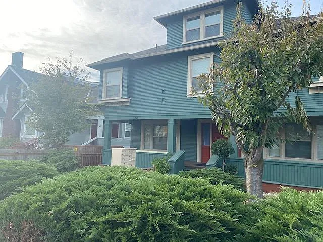 2414 Hoyt Ave — Photo 2
