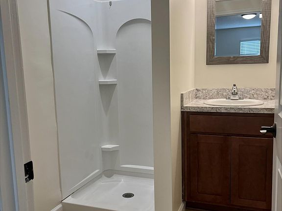 3rd image of 806 Oak St APT 11