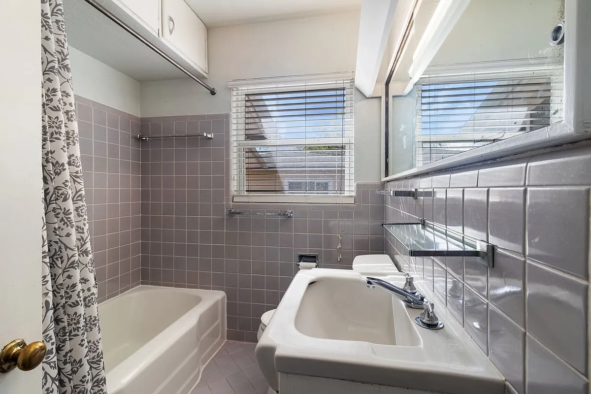 311 Karen Lane Unit A — Photo 2