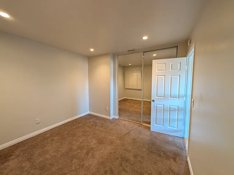 1642 Jeffrey Ave — Photo 9