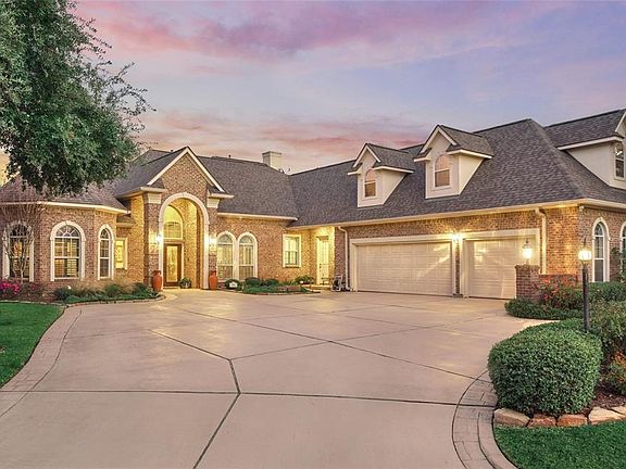 Oversized circle driveway for all your parking needs. From this view you can see the ample 3 car garage.