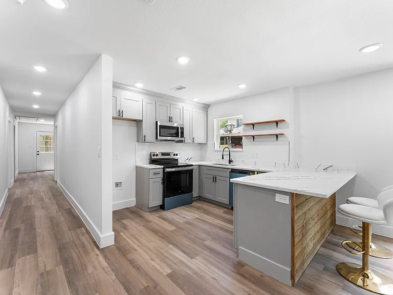 2730 Gladstone Dr — Photo 4