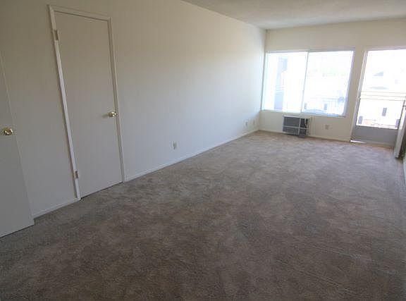 3rd image of 1611 W Victory Blvd APT E