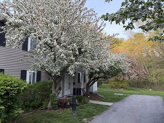 3rd image of 10 Village Brook Ln