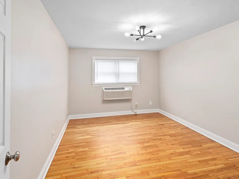 4 Jeanne Marie Gdns — Photo 10