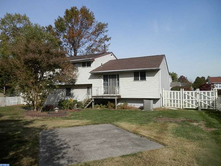 2nd image of 1419 Noreen Dr