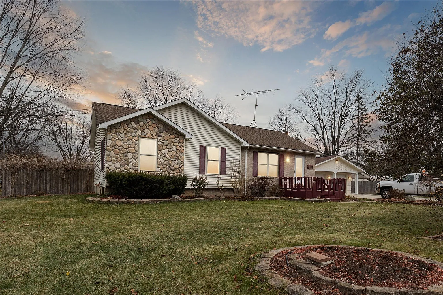 2072 Holly Tree Dr photo 1