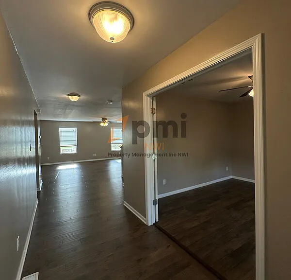 1864 Westridge Dr — Photo 2
