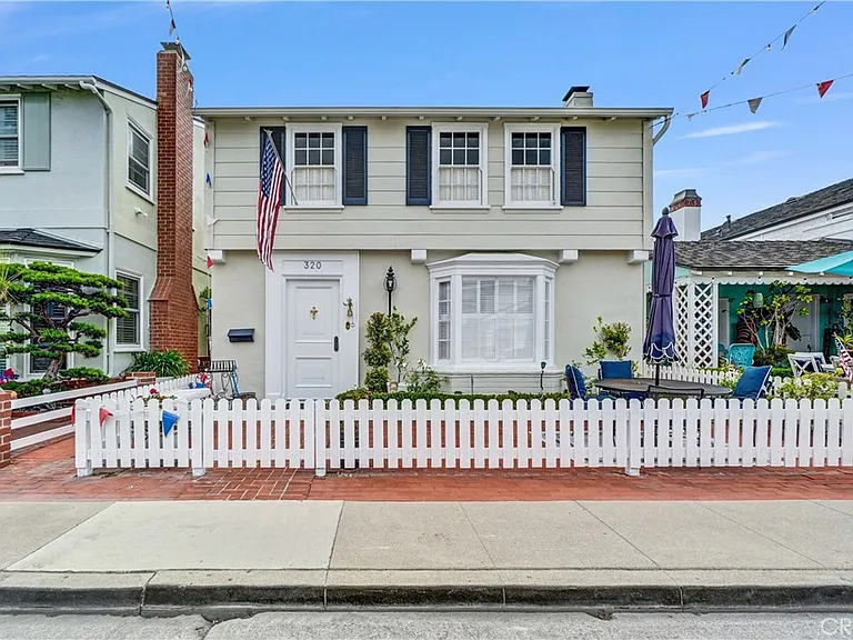 320 Sapphire Ave — Photo 1