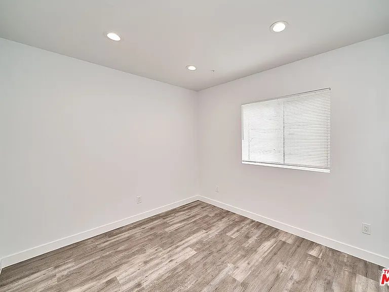 601 W 41st Pl — Photo 21