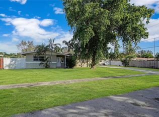 882 Camellia Ct, Plantation, FL 33317