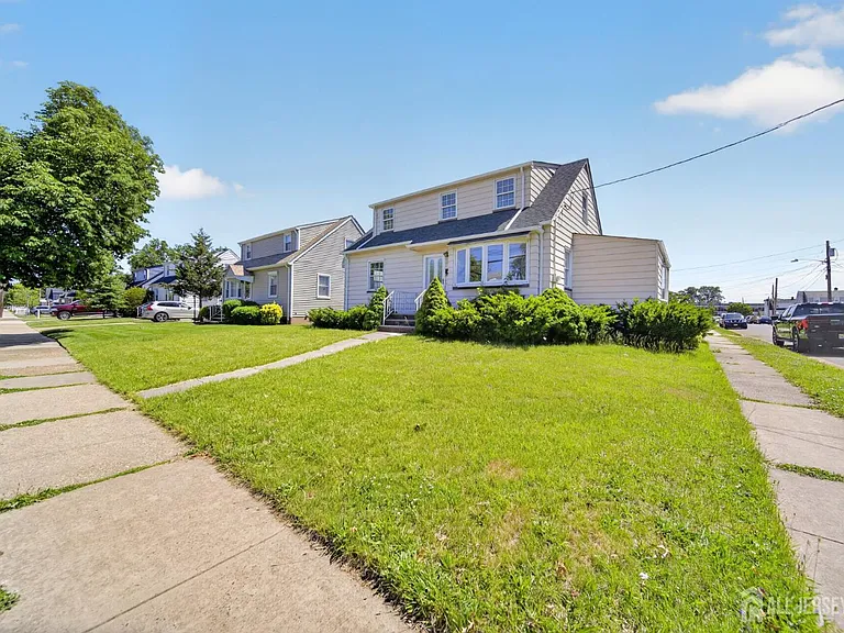 125 E Cherry St — Photo 2