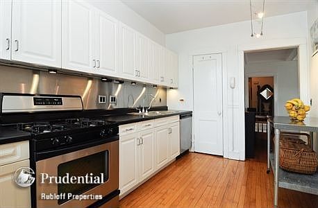 3rd image of 1525 W Granville Ave #2E