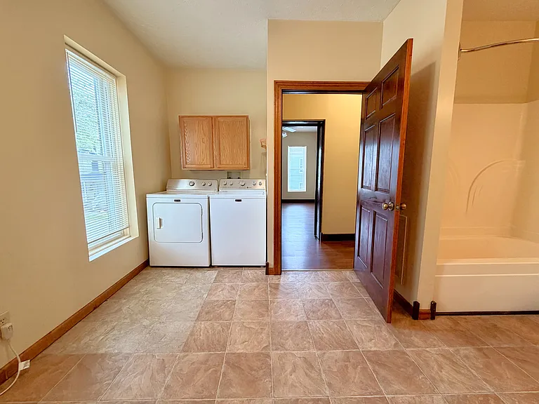 Upper Bath+Laundry