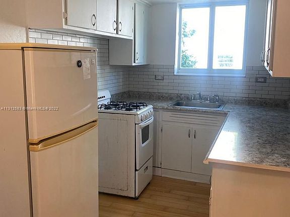 5th image of 220 Collins Ave APT 8B
