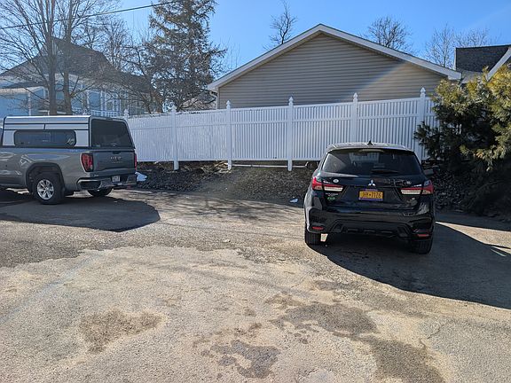 4th image of 223 N 1st St APT B