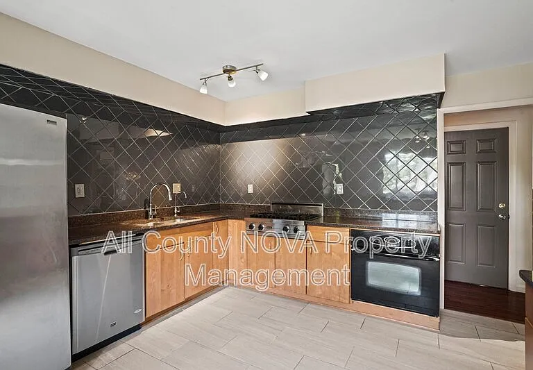 6428 Earlham Dr — Photo 11