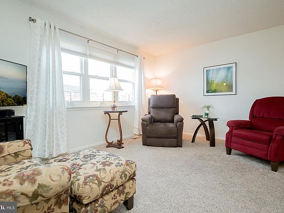 5th image of 11951 Alberta Dr
