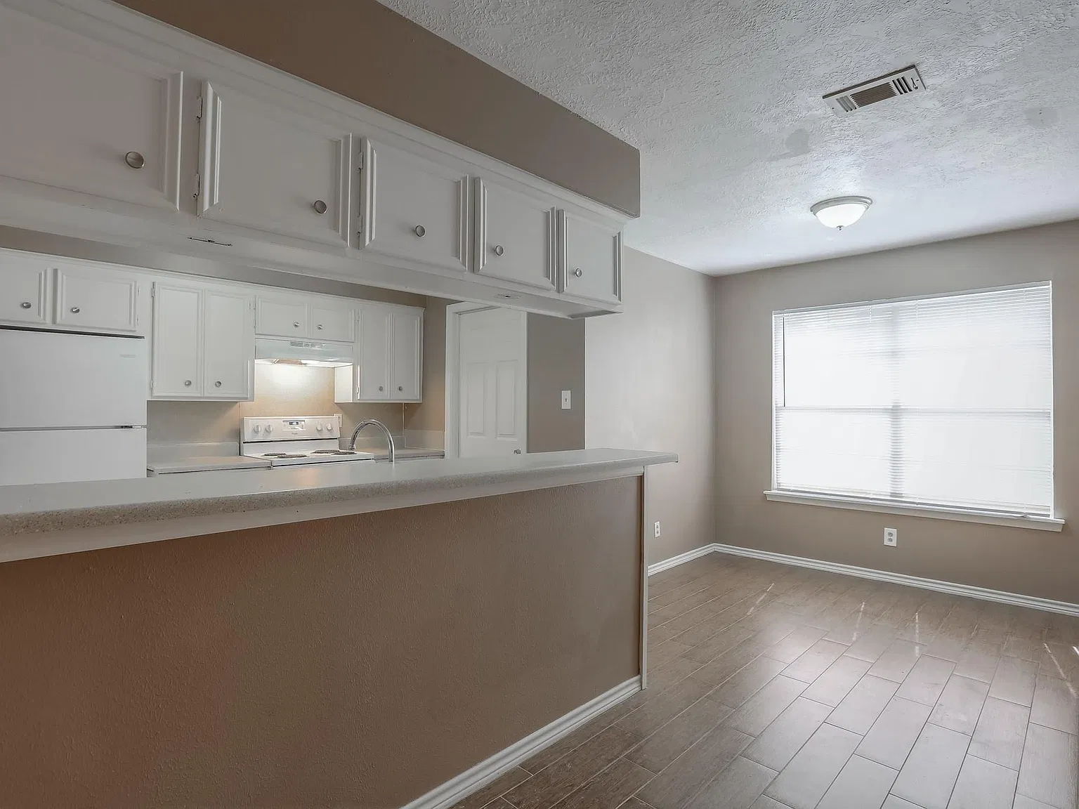 2 bed, 1.0 bath, 1110 sqft, $1,250 — Photo 2